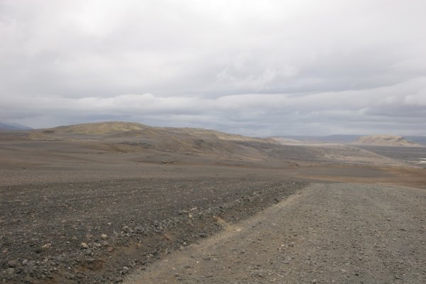 La piste F208 zigzague entre lacs et volcans moussus. 