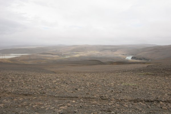 La piste F208 zigzague entre lacs et volcans moussus. 