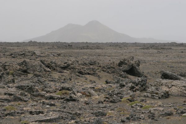 La piste F208 zigzague entre lacs et volcans moussus. 