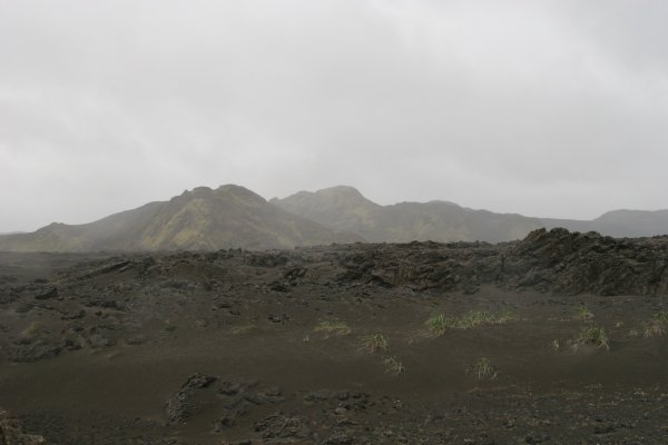 La piste F208 zigzague entre lacs et volcans moussus. 