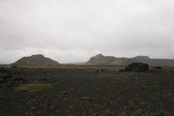 La piste F208 zigzague entre lacs et volcans moussus. 
