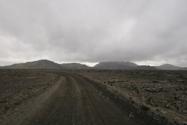 La piste F208 zigzague entre lacs et volcans moussus. 