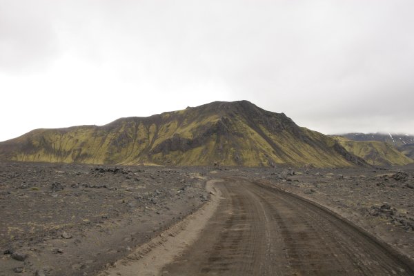 La piste F208 zigzague entre lacs et volcans moussus. 