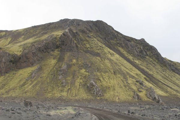 La piste F208 zigzague entre lacs et volcans moussus. 