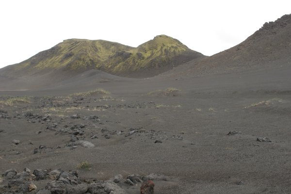 La piste F208 zigzague entre lacs et volcans moussus. 