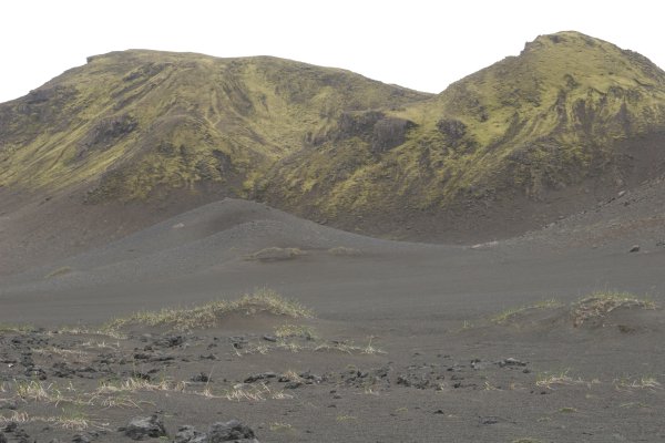 La piste F208 zigzague entre lacs et volcans moussus. 