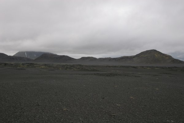 La piste F208 zigzague entre lacs et volcans moussus. 
