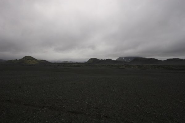 La piste F208 zigzague entre lacs et volcans moussus. 
