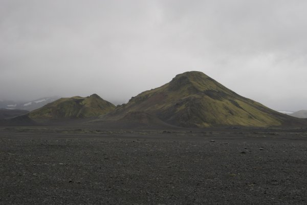 La piste F208 zigzague entre lacs et volcans moussus. 