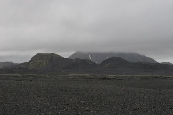 La piste F208 zigzague entre lacs et volcans moussus. 