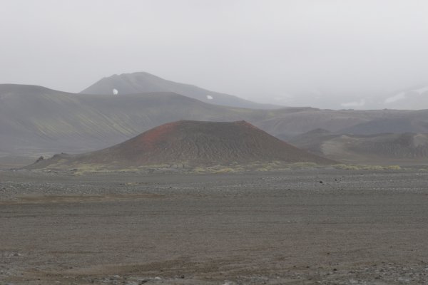 La piste F208 zigzague entre lacs et volcans moussus. 