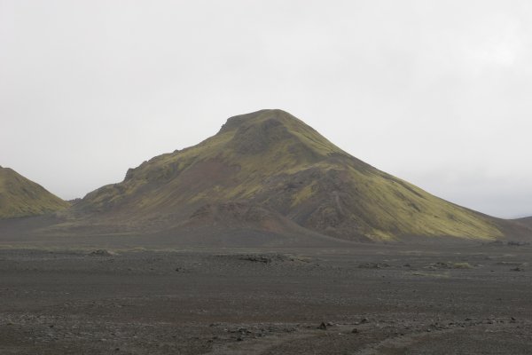 La piste F208 zigzague entre lacs et volcans moussus. 