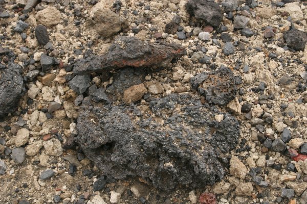 D&eacute;tails des projections du volcan. 