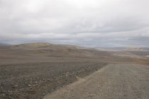 La piste F208 zigzague entre lacs et volcans moussus.